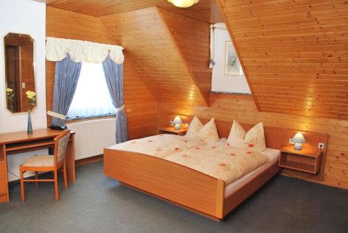 Postel nebo postele na pokoji v ubytování Hotel Waldschloss