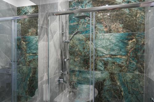 baño con ducha y puerta de cristal en Napolitano Rooms (Central Station), en Nápoles