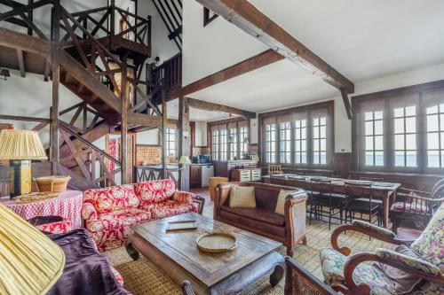 un salon rempli de meubles et d'une table dans l'établissement Maison Mahu - Welkeys, à Villerville