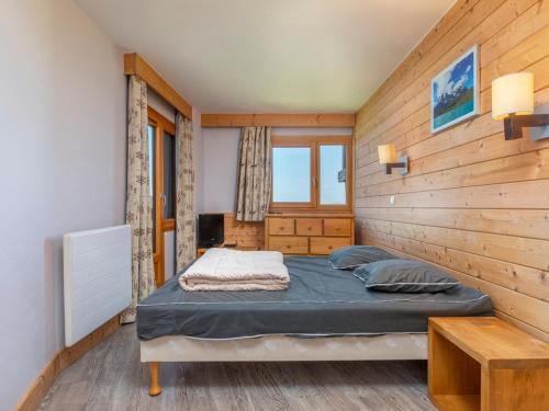 um quarto com uma cama numa parede de madeira em Appartement Avoriaz, 3 pièces, 6 personnes - FR-1-314-162 em Avoriaz