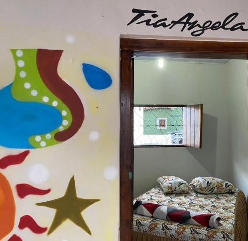 - une chambre avec un miroir et un lit dans l'établissement HOSTEL YA DUDU E BISTRO, à Cuiabá