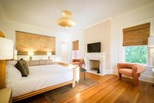 um quarto com uma cama e uma lareira em Swann House em Washington