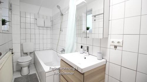 ein weißes Bad mit einem Waschbecken und einem WC in der Unterkunft 3 Zimmerwohnung in Würzburg nähe Uniklinik, free parking in Würzburg