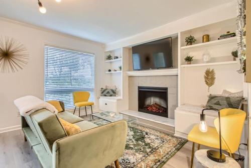 Istumisnurk majutusasutuses Condo with Pool and Free Parking Walk Downtown & Germantown