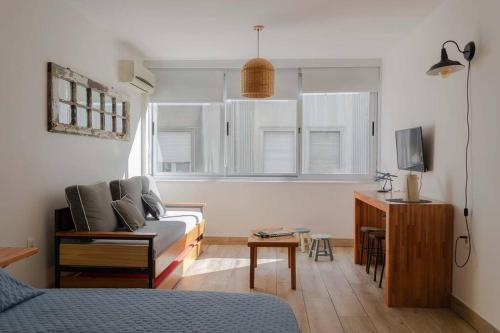 a bedroom with a bed and a tv in a room at Cálido Home en corazón Ciudad Vieja in Montevideo