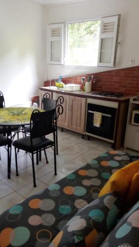 Kuchyň nebo kuchyňský kout v ubytování La cabane de Josephine
