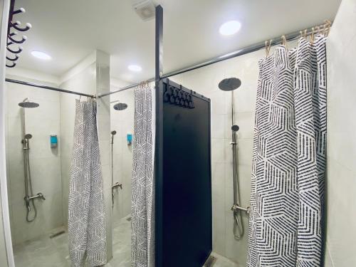 una doccia con porta in vetro in bagno di Friends Oasis ad Aqaba