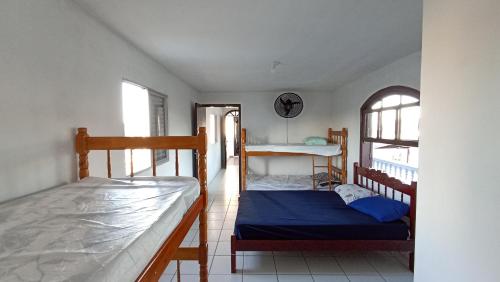 1 dormitorio con 2 literas y ventana en Sobrado da Ruth, en Guaratuba