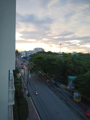 Matahari terbit atau terbenam yang dilihat dari apartmen atau berdekatan