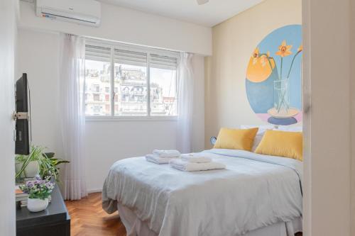 1 dormitorio con 1 cama con toallas en Fliphaus Libertador 1000 - 1 Bd Recoleta en Buenos Aires