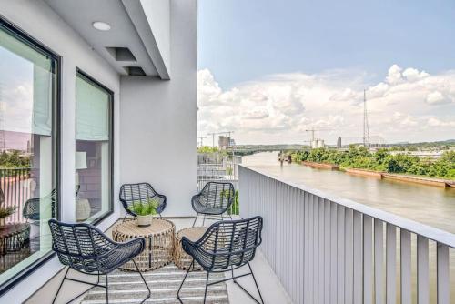 balcón con sillas y mesa con vistas al río en Upscale Downtown River View 3 Bedroom 4 Beds Patio, en Nashville