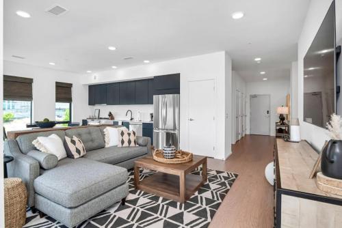 Μια τηλεόραση ή/και κέντρο ψυχαγωγίας στο Penthouse River View Walk Downtown, Garage Parking