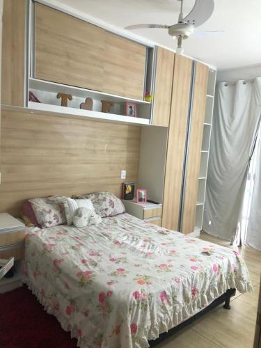 ein Schlafzimmer mit einem Bett mit einem Teddybär drauf in der Unterkunft Casa de praia in Cabo Frio