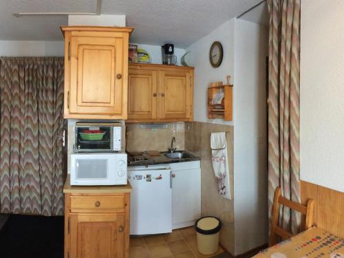 Il comprend une petite cuisine équipée d'un four micro-ondes et d'un réfrigérateur blanc. dans l'établissement Studio 4 pers., pied des télésièges, balcon sud, calme, proche commerces - FR-1-416-66, à La Toussuire