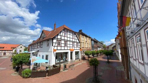 een straat in een stad met gebouwen bij KLEEBLATT Residenz am Rathaus in Sarstedt