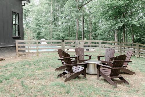 Zahrada ubytování Stunning Estate in Leipers Fork with Pool, Hot Tub, Sauna