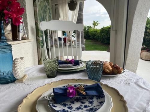 een tafel met borden eten erop bij La Casa di Nina in La Maddalena