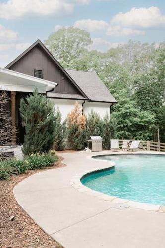 Bazén v ubytování Stunning Estate in Leipers Fork with Pool, Hot Tub, Sauna nebo v jeho okolí