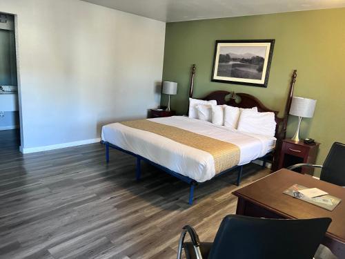 Travelodge by Wyndham Redding CAにあるベッド