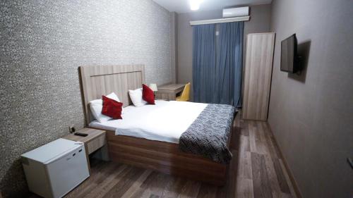 Postel nebo postele na pokoji v ubytování Nemi Museum Hotel Baku