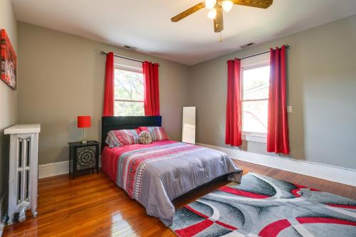 een slaapkamer met een bed met rode gordijnen en een tapijt bij Cozy Roanoke Vacation Rental 2 Mi to Downtown! in Roanoke