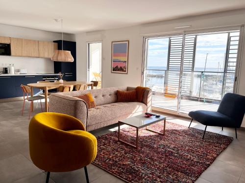 un soggiorno con divano e tavolo di Stunning waterfront apartment a Marseillan