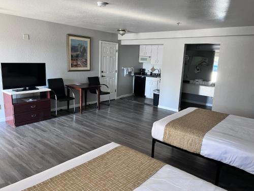 um quarto de hotel com uma cama e uma cozinha em Travelodge by Wyndham Redding CA em Redding