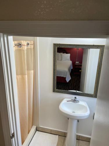 Ein Badezimmer in der Unterkunft Express Inn