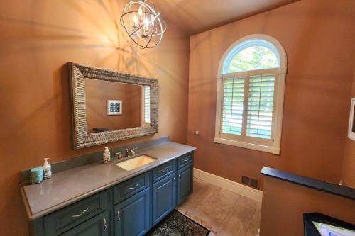 uma casa de banho com um lavatório e um espelho em Fairway To Heaven em Harbor Springs