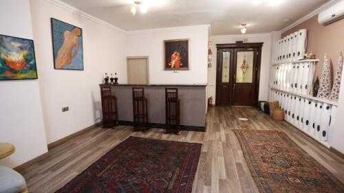 een woonkamer met een tapijt op de vloer bij Nemi Museum Hotel Baku in Baku