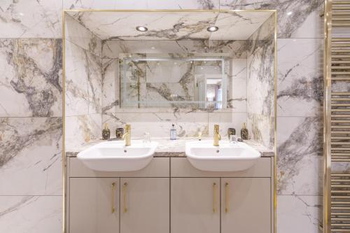 een badkamer met 2 wastafels en een spiegel bij Kilmorey Arms Hotel in Kilkeel