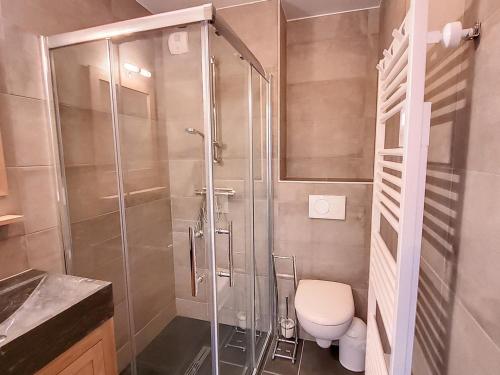 a bathroom with a shower and a toilet at Appartement neuf pour 6 pers. avec parking, balcon et sur pistes - FR-1-416-186 in La Toussuire