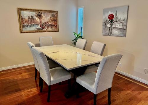 una sala da pranzo con tavolo e sedie di Crescent Heights Majesty a Calgary
