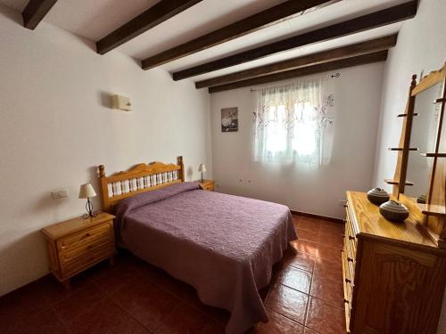 ein Schlafzimmer mit einem Bett, einer Kommode und einem Fenster in der Unterkunft Casa Fagajesto in Las Palmas de Gran Canaria