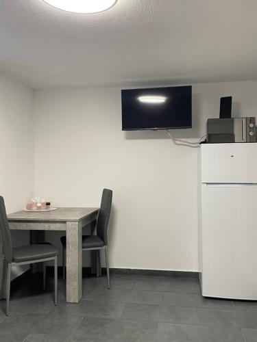 TV a/nebo společenská místnost v ubytování Handwerkerwohnung KG Sutterain
