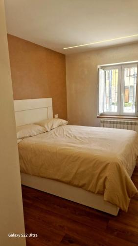 Schlafzimmer mit einem weißen Bett und einem Fenster in der Unterkunft Ventana a Santa María in Burgos