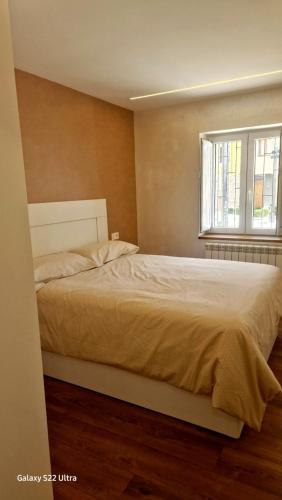 1 dormitorio con 1 cama blanca y ventana en Ventana a Santa María, en Burgos