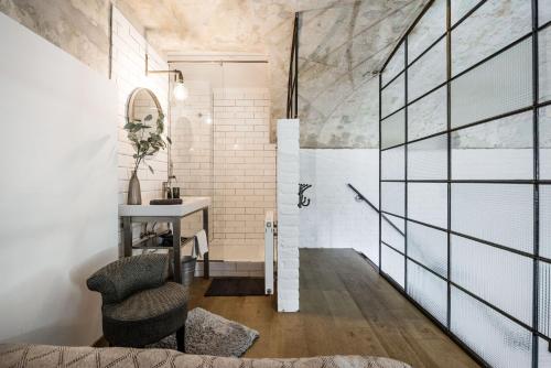 Un baño con lavabo y escritorio en una habitación. en One of a kind, Super Central condo with Patio, en Budapest