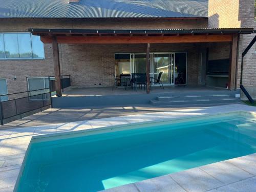 una piscina frente a una casa en La casa de la villa belgrano en Villa General Belgrano