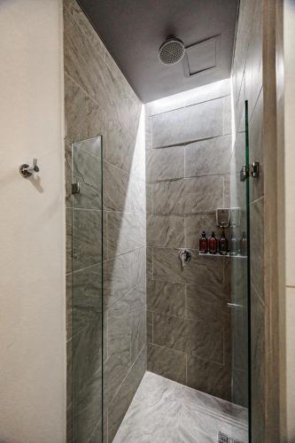 Ein Badezimmer in der Unterkunft One Apartments Laureles