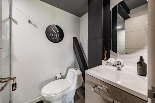 Ein Badezimmer in der Unterkunft One Apartments Laureles