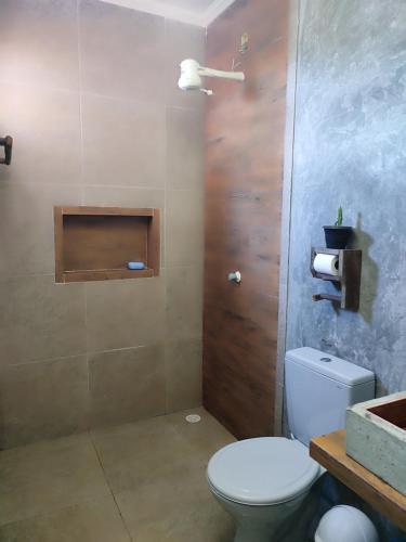 ein Badezimmer mit Toilette und Waschbecken in der Unterkunft Suites Recanto dos Coqueirais Beach in Japaratinga
