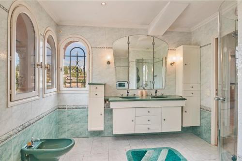une salle de bain avec un lavabo et un miroir dans l'établissement IMMOGROOM - Luxury Villa - Swimming pool - Fitness - AC, à Vallauris