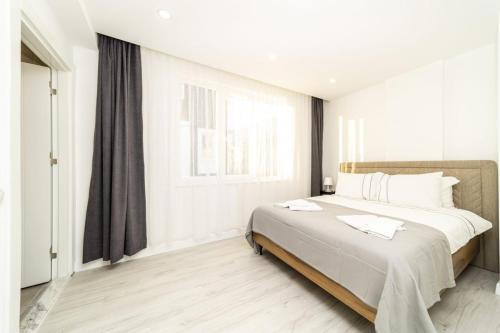 Postel nebo postele na pokoji v ubytování Central Flat with Terrace in Muratpasa