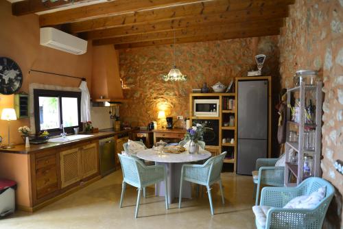 ヴィラフランカ・デ・ボナニーにあるCa Sa Padrinaのキッチン(テーブル、椅子付)