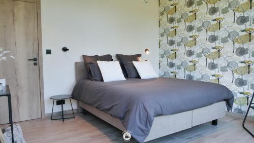 Un pat sau paturi într-o cameră la Le lodg’heure