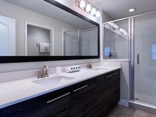 een badkamer met 2 wastafels en een grote spiegel bij Balmoral Resort-140AA in Haines City