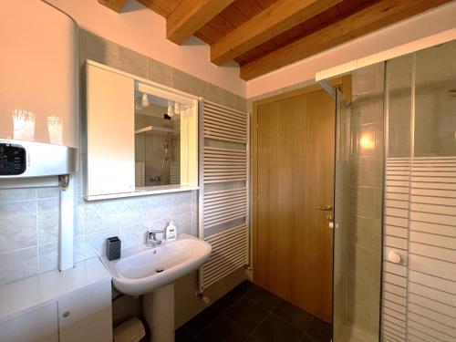 a bathroom with a sink and a mirror at Affittimoderni San Simone - Appartamento Sci Sole in Valleve