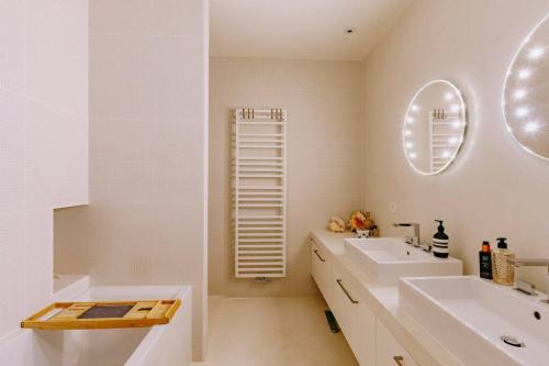 ein weißes Bad mit einem Waschbecken und einem WC in der Unterkunft Luxury house for 8 - 3 terraces - By Askmefrance in Boulogne-Billancourt