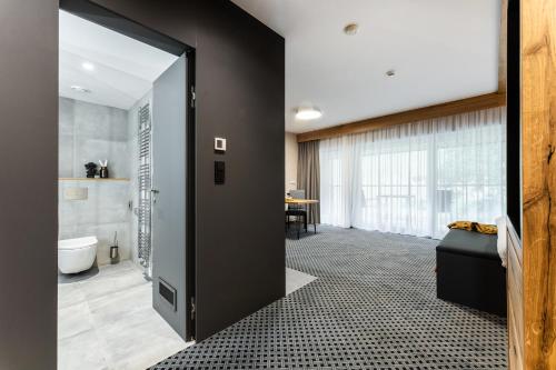 什平德萊魯夫姆林的住宿－Rezidence Alpina，通往带浴室的客房的开放式门